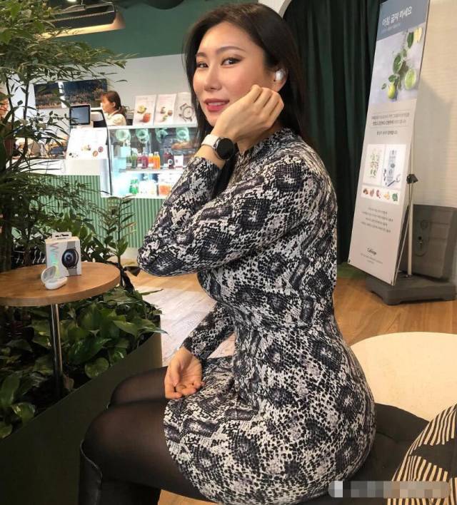 爱健身的40岁大姐,丰腴身材女性魅力四射,男友还是小鲜肉!_手机搜狐网