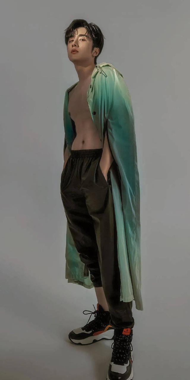 新生代演员张新成,不单学霸人设深入人心,也是公认的演技担当