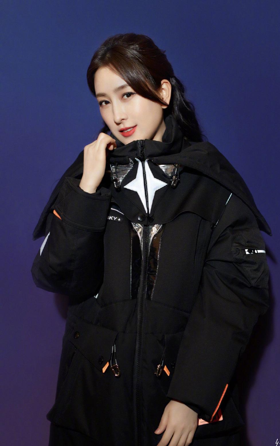 马苏少女感发型亮相,白色拼接羽绒服配瘦腿裤,时尚减龄又养眼