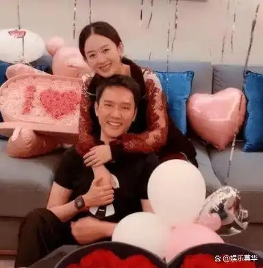 她曾直言不讳地表示,前男友林更新"像只二哈",而前夫冯绍峰则被她誉为