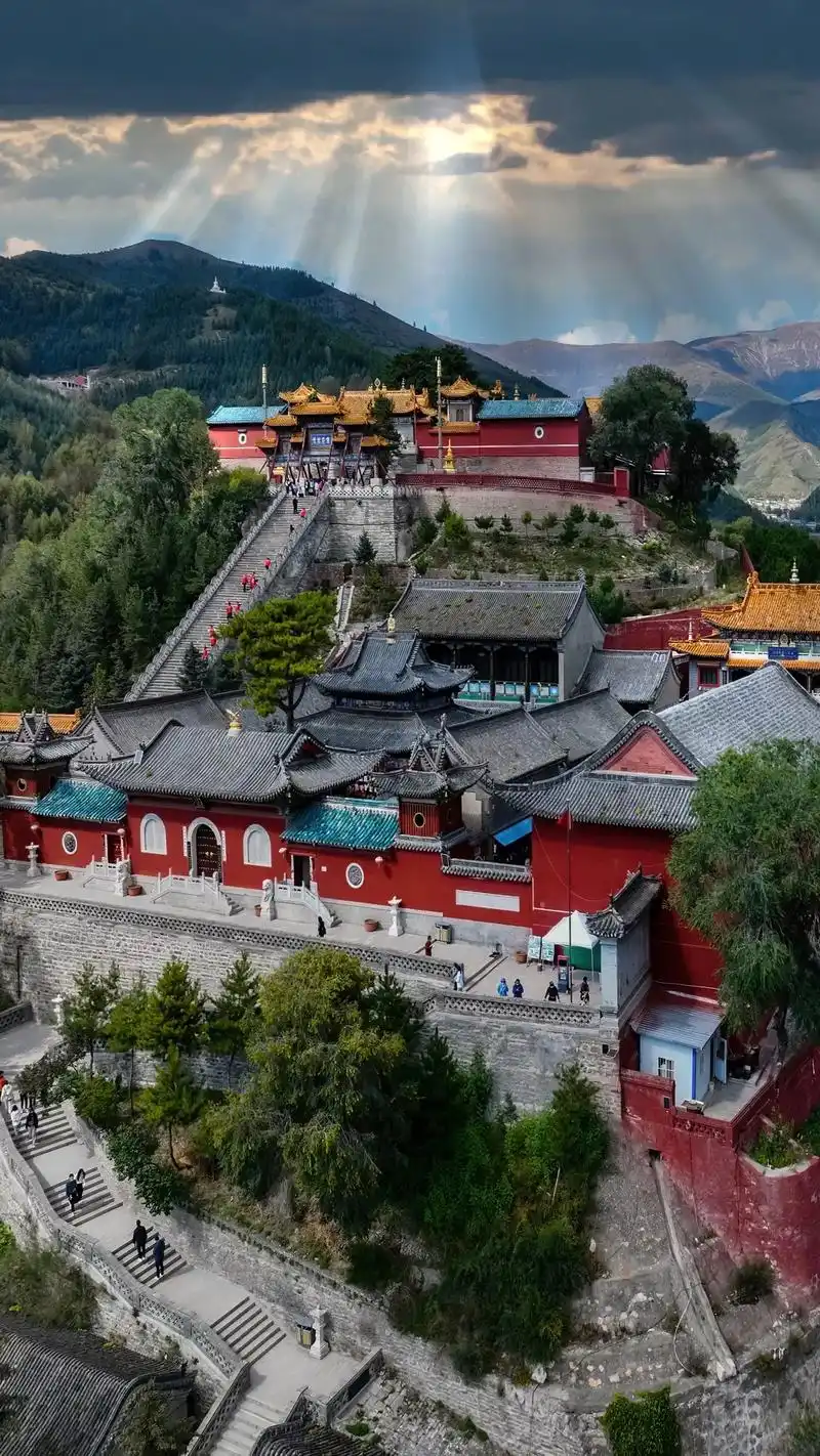 中国四大佛教名山:山西五台山,安徽九华山,四川峨眉山,浙江普 - 抖音