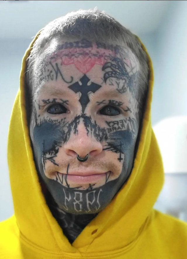 男子全身覆盖200多个纹身,自称"霓虹恶魔",样貌恐怖成网红