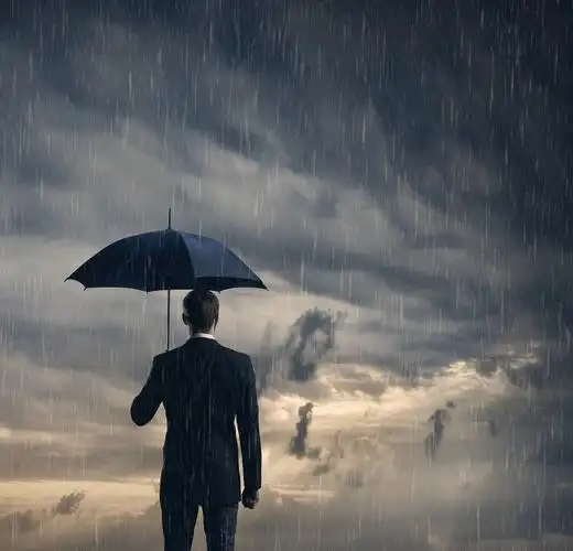 男人在雨中打伞身穿黑色西服的商人