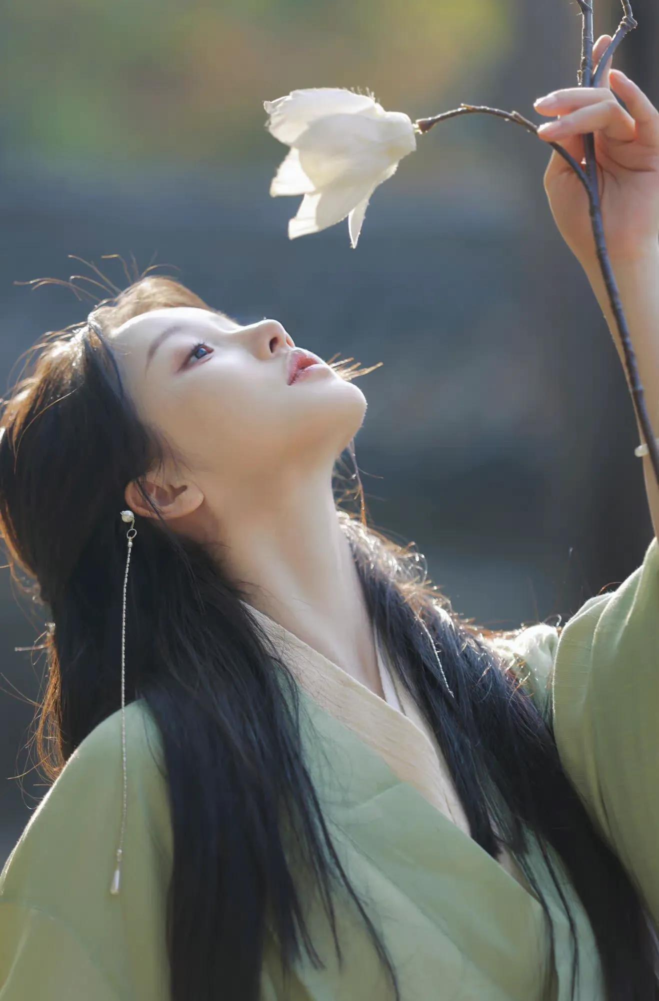 姜贞羽古风写真,撑伞执花,素雅纯净,意境朦胧唯美,氛围感满满_落叶