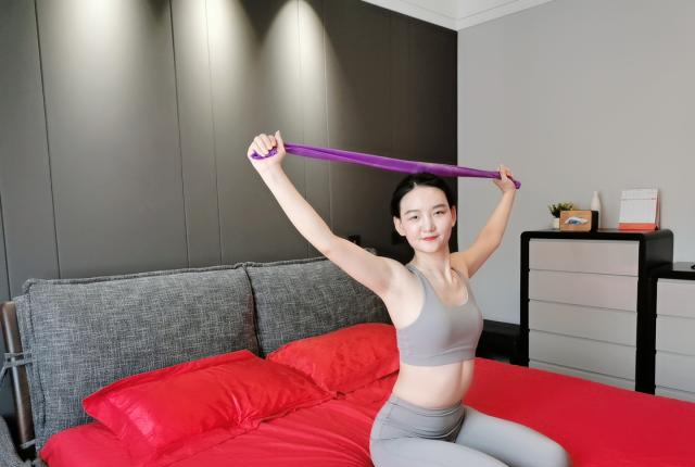 著名女星王丽坤也是瑜伽大咖,家里配有超大瑜伽空间