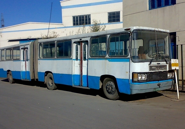 京华牌铰接客车车长:17米发动机:柴油机制造地:中国北京该车型主要