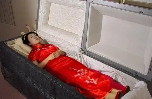 妻子遗体火化前,丈夫含泪拥吻了她一下,于是发生了接下来的一幕