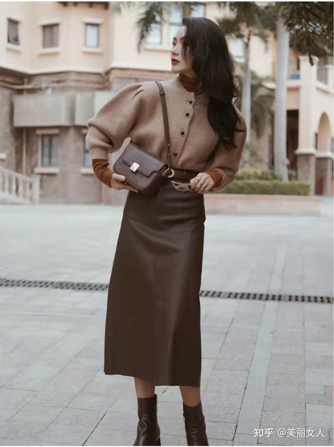 咖啡色半身裙搭配什么颜色上衣好看