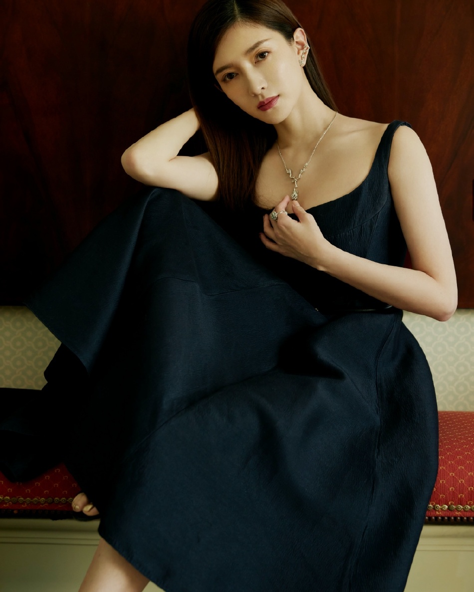 江疏影写真大片曝光一袭黑色吊带裙气质优雅