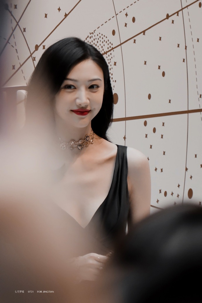 景甜一身黑色深v缎面长裙精致优雅_直销报道网-行业新闻门户网站