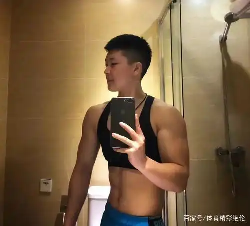 那个9岁健身的"肌肉小孩",12岁8块腹肌,如今16岁成男神!