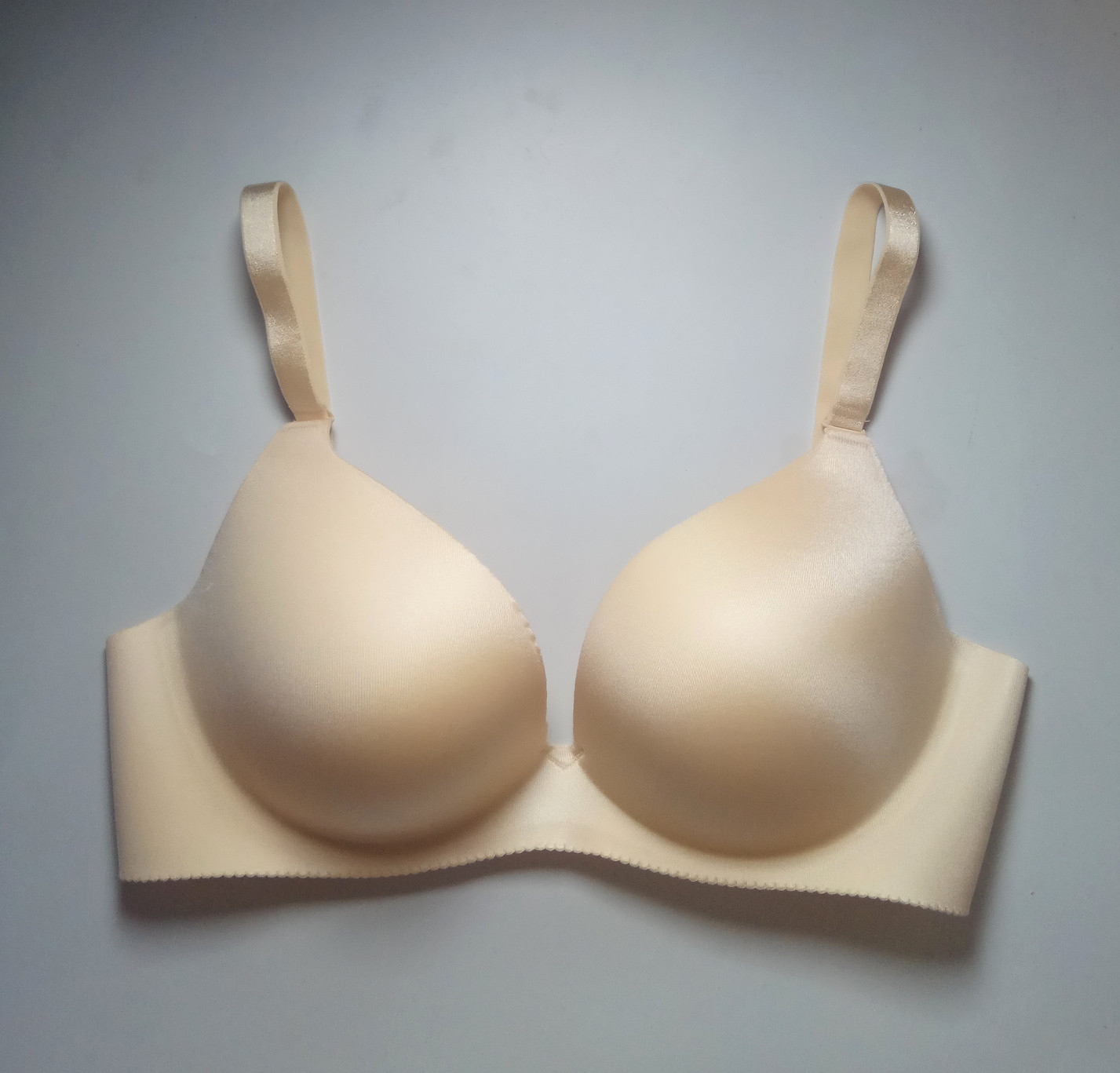 28303234bcdef黑色光面一片片式无痕无钢圈上薄下厚超文胸