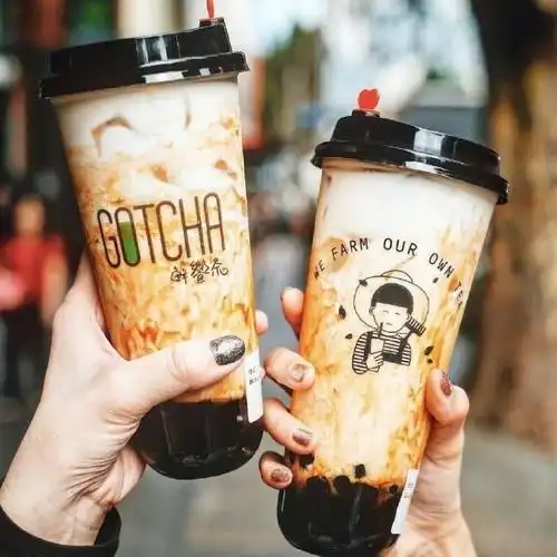 朋友圈奶茶文案配手拿奶茶图片