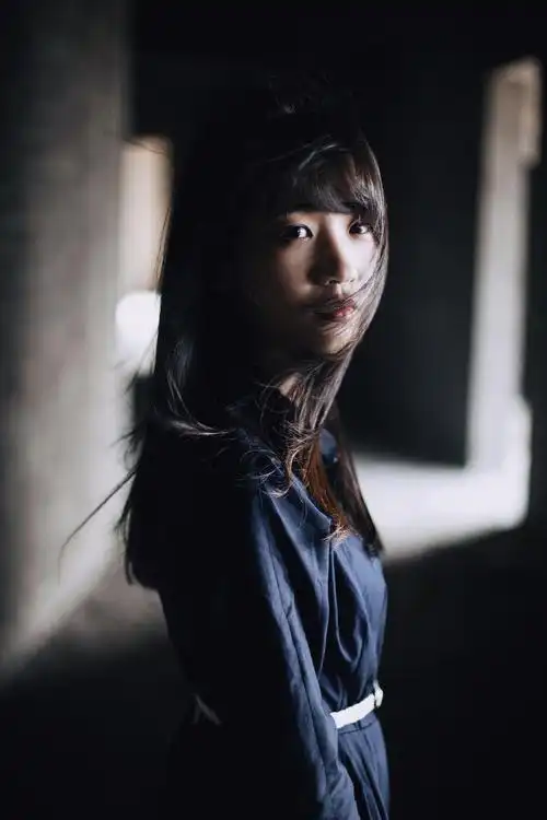 《分手后的孤单》伤感人物素材