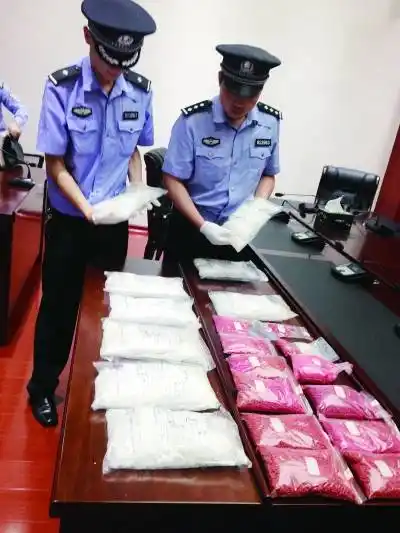 民警正在清点缴获的部分毒品.(警方供图)