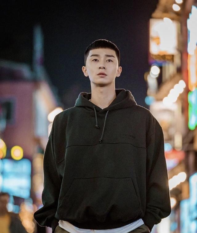 栗子头的朴叙俊原来这么帅!各种风格穿搭,都能轻松驾驭