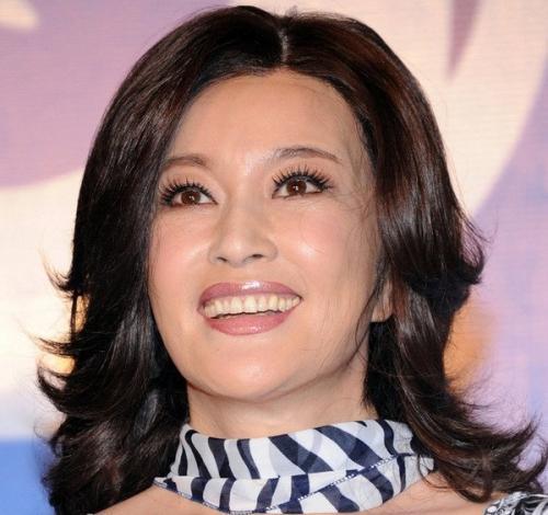 网友:刘晓庆书法越练越精,堪称牛逼,可以压倒赵忠祥!