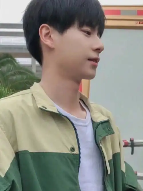 侧脸也很ok93#胡一天(图源vb)