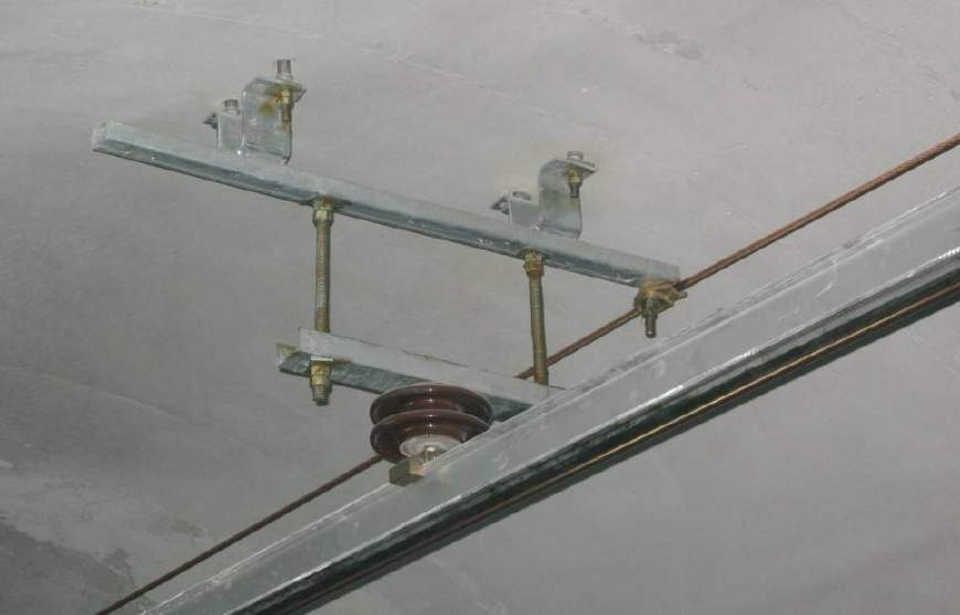 在隧道内几乎不采用安装柔性接触网的方式,地铁里使用的柔性接触网与