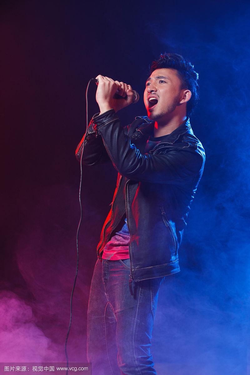 年轻男人在酒吧唱歌