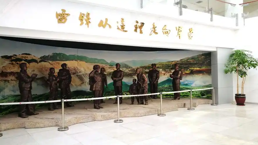 走向军营的雕塑.