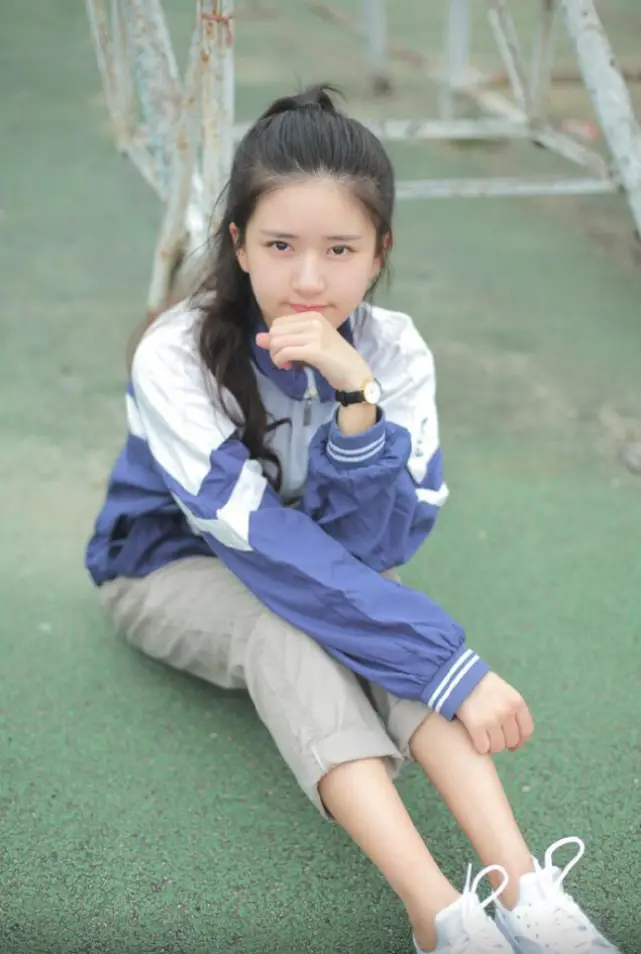 原创赵露思学生时代旧照曝光截图放大看清她的五官是否整容很显然