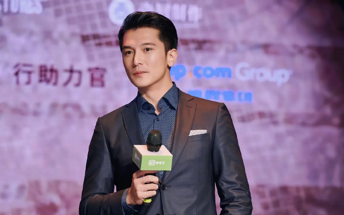 台偶初代男神贺军翔老好快,短发近照年龄感重让人认不出_时期_西装