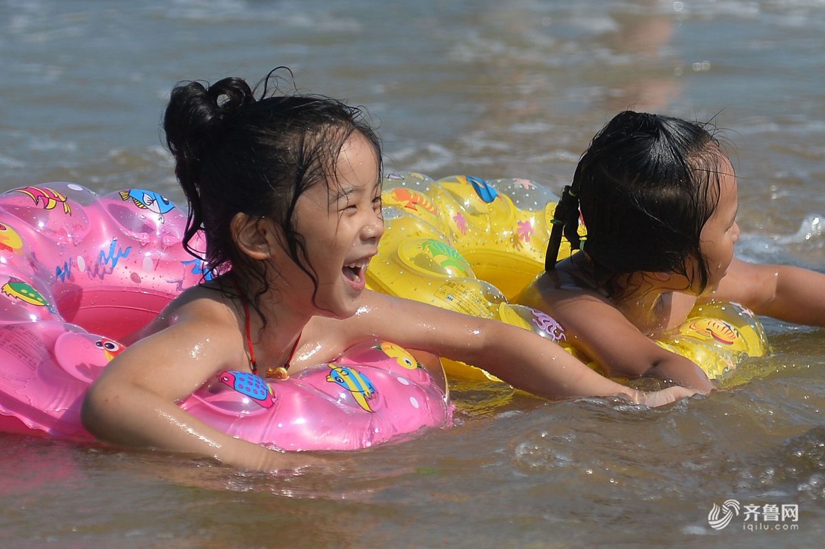 青岛石老人海水浴场游客聚集感受清凉乐享海滩