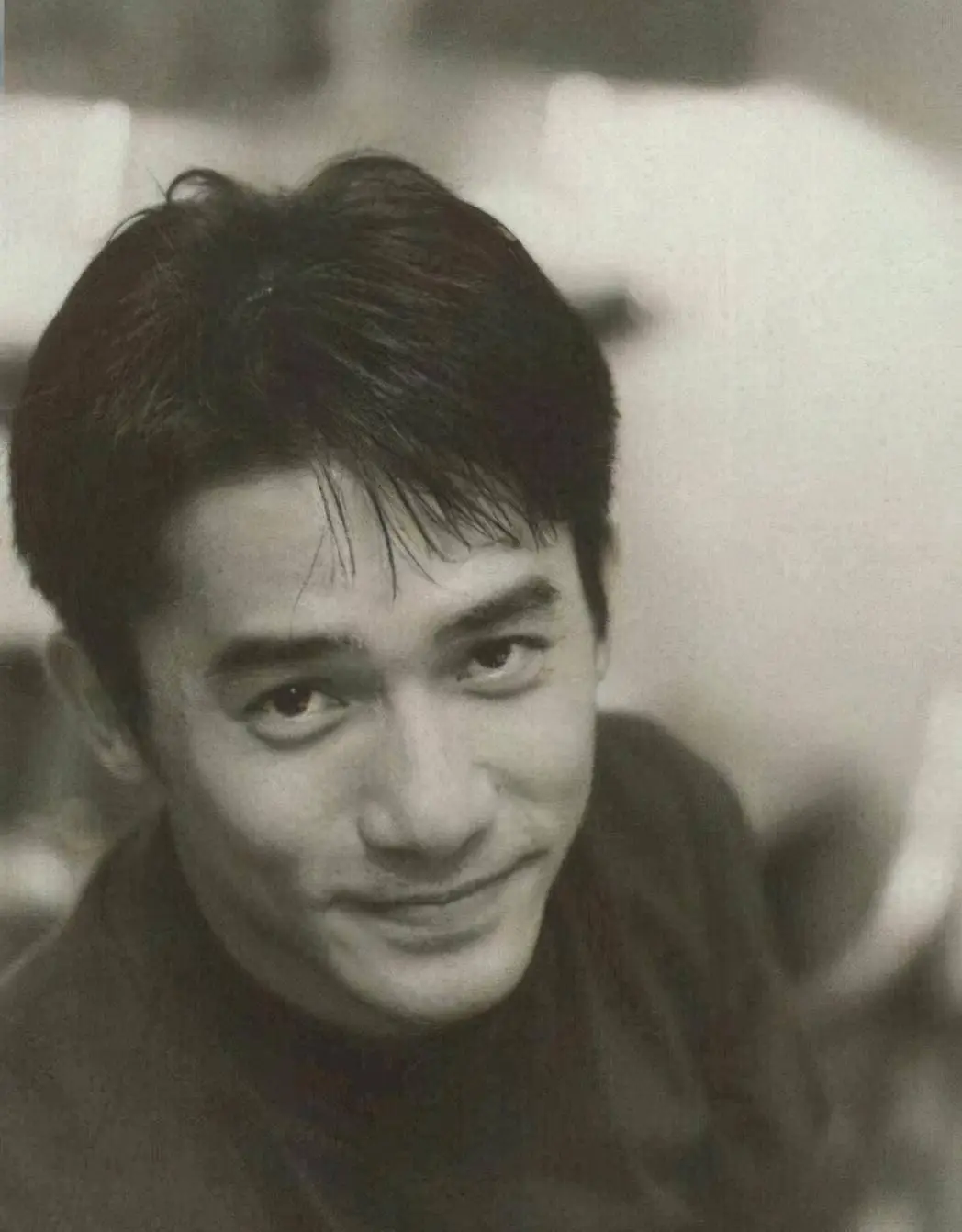 魅力十足!58岁梁朝伟代言游戏品牌,头发乌黑浓密显年轻