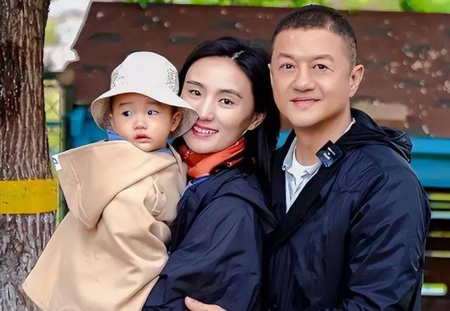 除了网红之外,很多明星也没有放过这个机会,就像李亚鹏与妻子海哈金喜