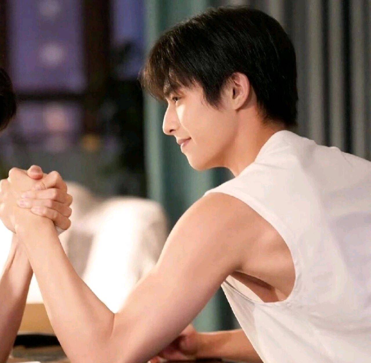 宋威龙六块腹肌惊艳曝光!难怪宋茜痴心不已!_鲜肉_魅力_身材