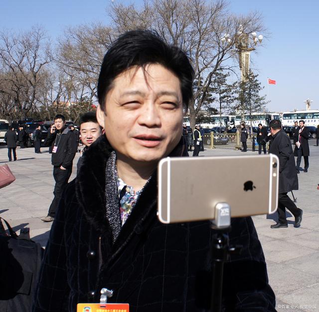 60岁崔永元苍老难认,退休后迷上了书法,首次回应穷得揭不开锅