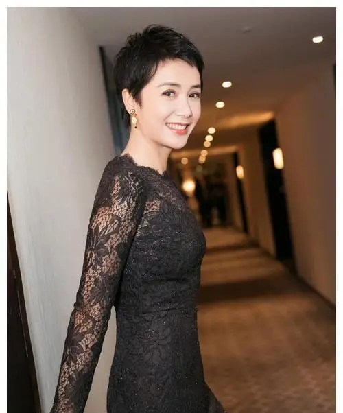 原创蒋雯丽冻龄女神,超短发搭配西服套装现身活动成熟稳重,干练减龄