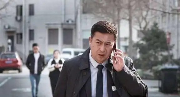 直到有人给他指引,他毅然决定更改艺名,变成了张嘉译,这次改变成为了