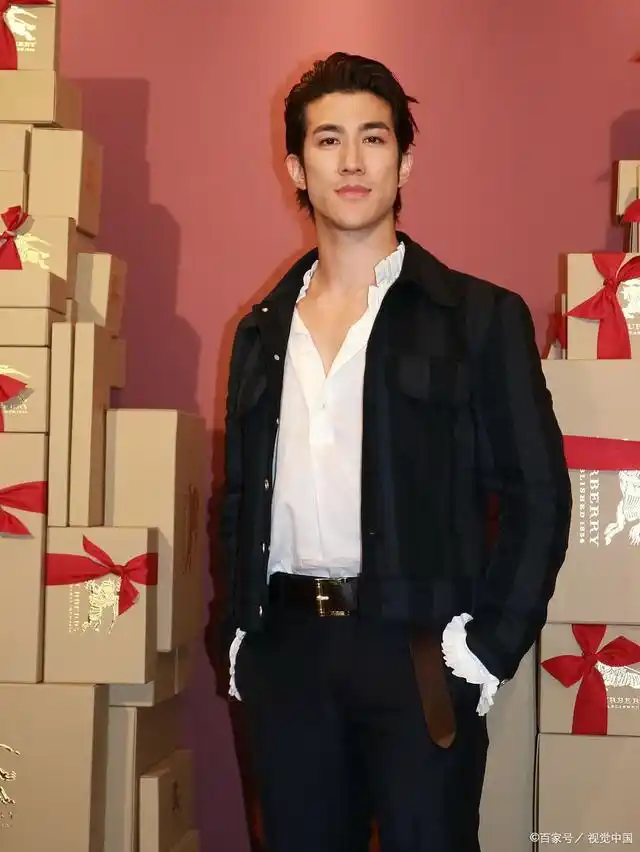 李治廷在微博上宣布结婚的消息.