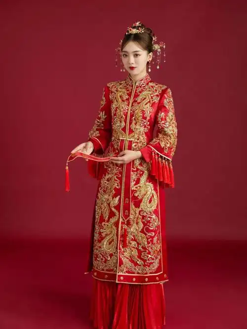 美到窒息的倒叙龙凤褂90中式婚礼服突破性款式设计,新颖的一体式