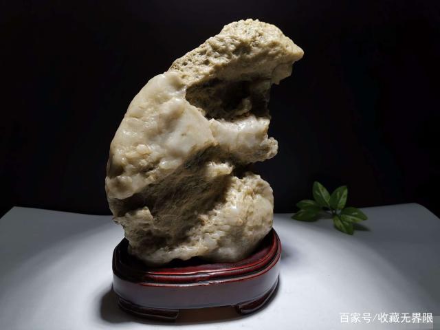 石头是大自然种常见的物体,但很多石头却有收藏价值,欣赏奇石