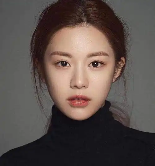 据说她被称为韩整容模板的神高允真