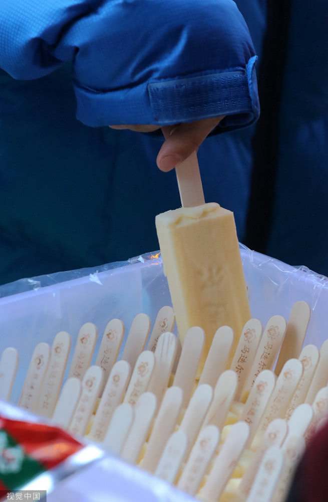 零下20多度的哈尔滨,游客穿"貂皮"吃冰棍,称越冷越精神