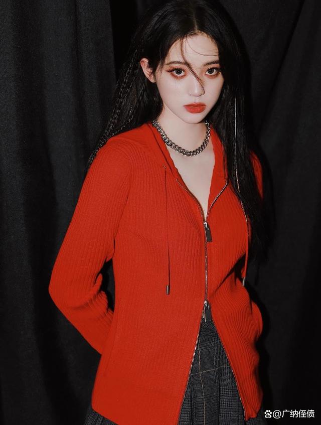 欧阳娜娜展示出了这样一种优雅的气质,令人赞叹不已.