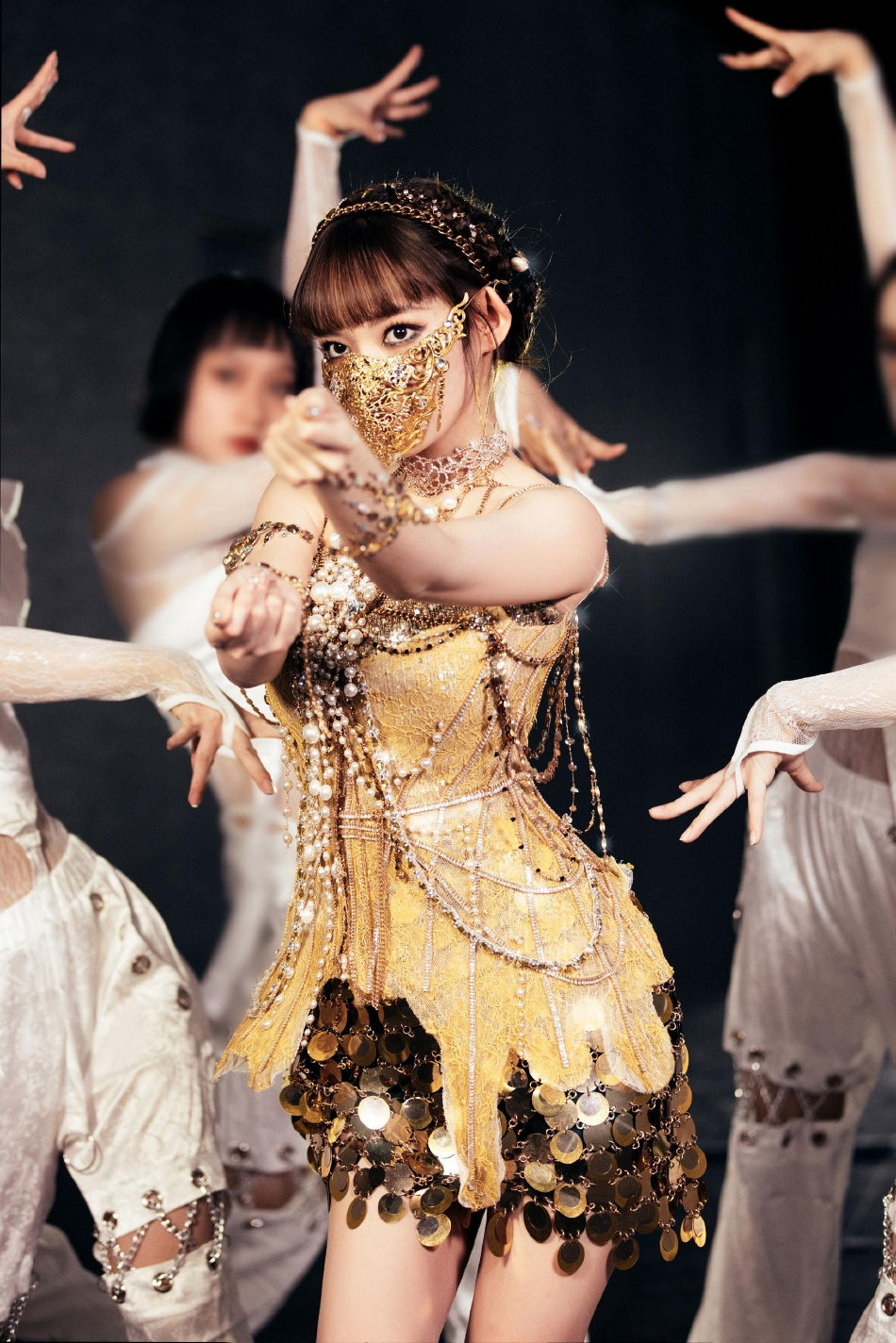 组图:程潇舞蹈版《吉巴罗》造型照释出 着金色亮片裙蒙面好迷人