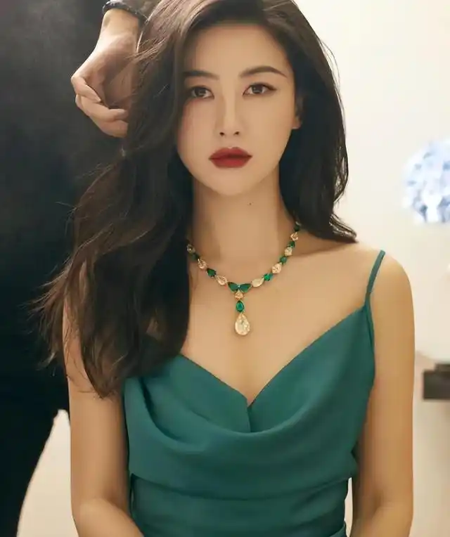 回顾表面是艺人实际家世显赫的六位女星个个根正苗红没人敢惹