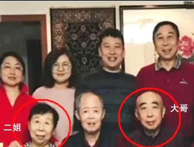 63岁冯巩年轻旧照罕曝光!五官清秀书卷气浓,一家人鼻嘴神相似