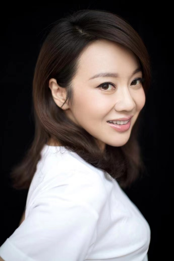 52岁闫妮素颜不敢认!皮肤蜡黄眼皮肿胀皱纹深,妆前妆后判若两人