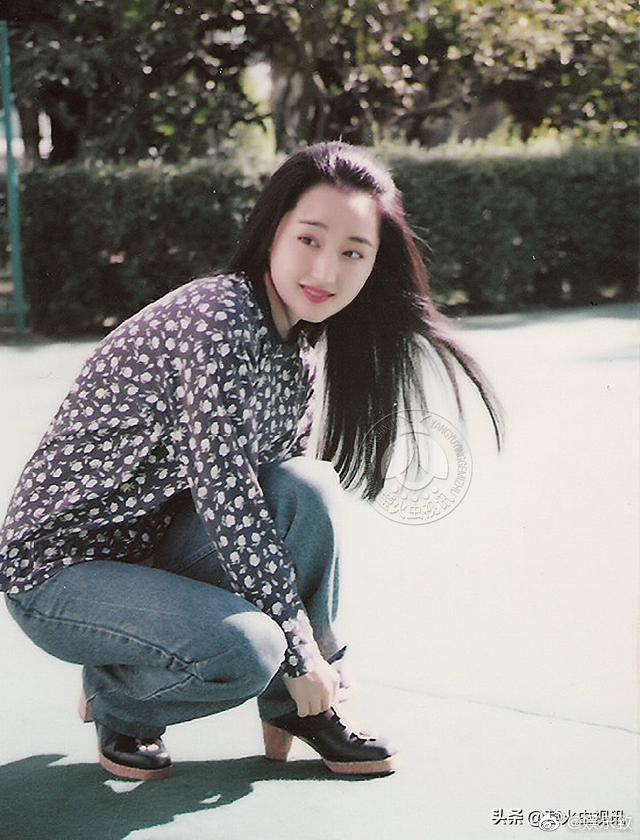杨钰莹25年前一组青涩旧照,又纯又甜又可爱,嫩得像个瓷娃娃