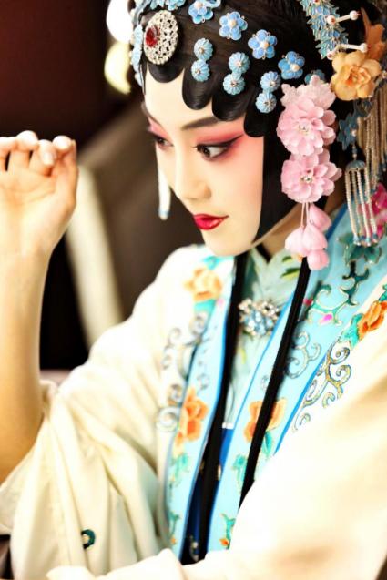 经过分析探讨,以下是笔者自身对于京剧花旦表演的一些意见,以供参考.