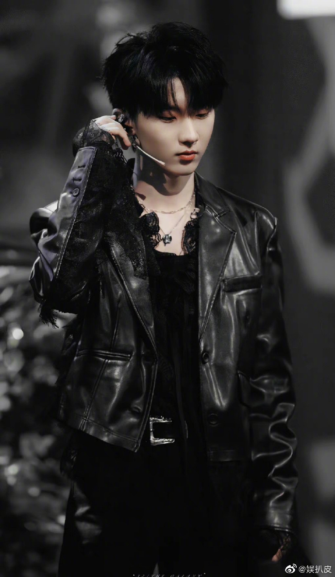 马嘉祺黑色西装随拍