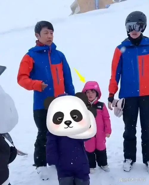 撒贝宁一家4口滑雪混血儿女正面太漂亮李白高挑又白皙