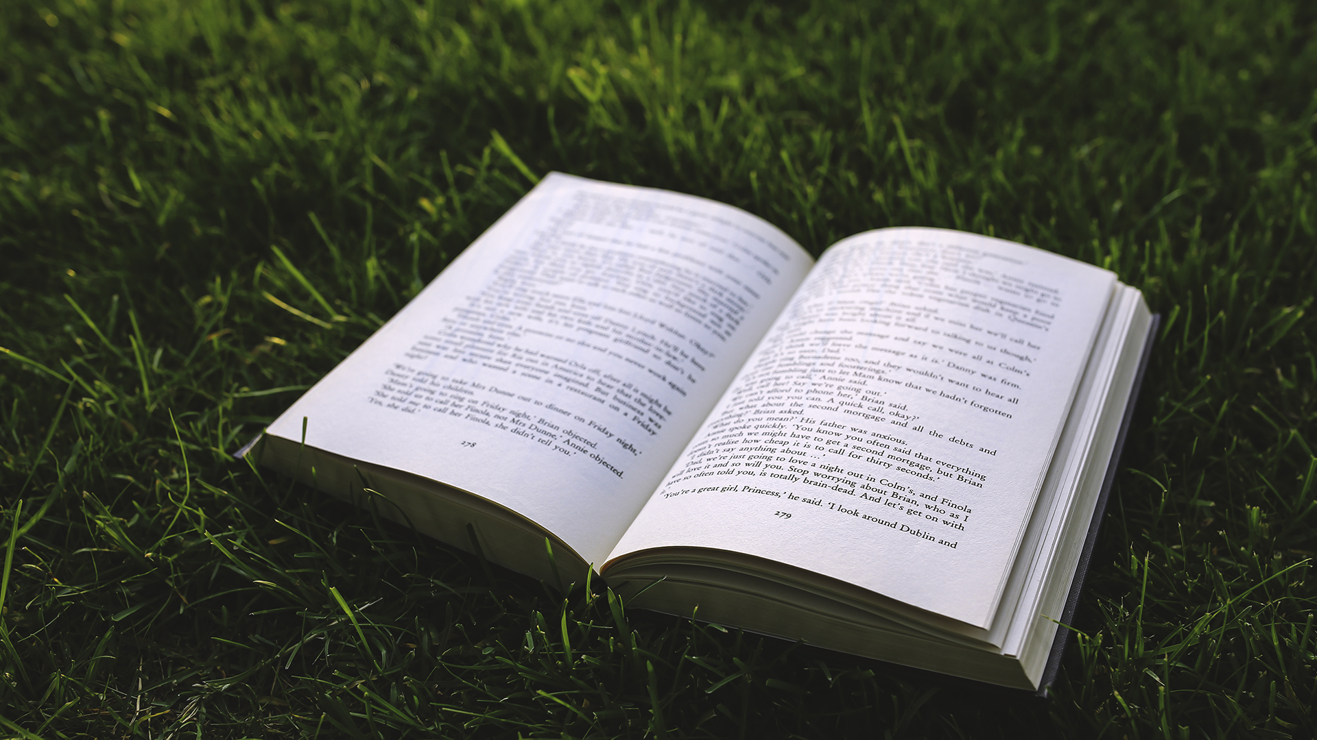 翻开的书本唯美静物写真高清宽屏桌面壁纸