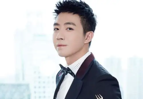 俞灏明近照曝光,脸部不再吓人,帅回"国民弟弟",网友:不敢认